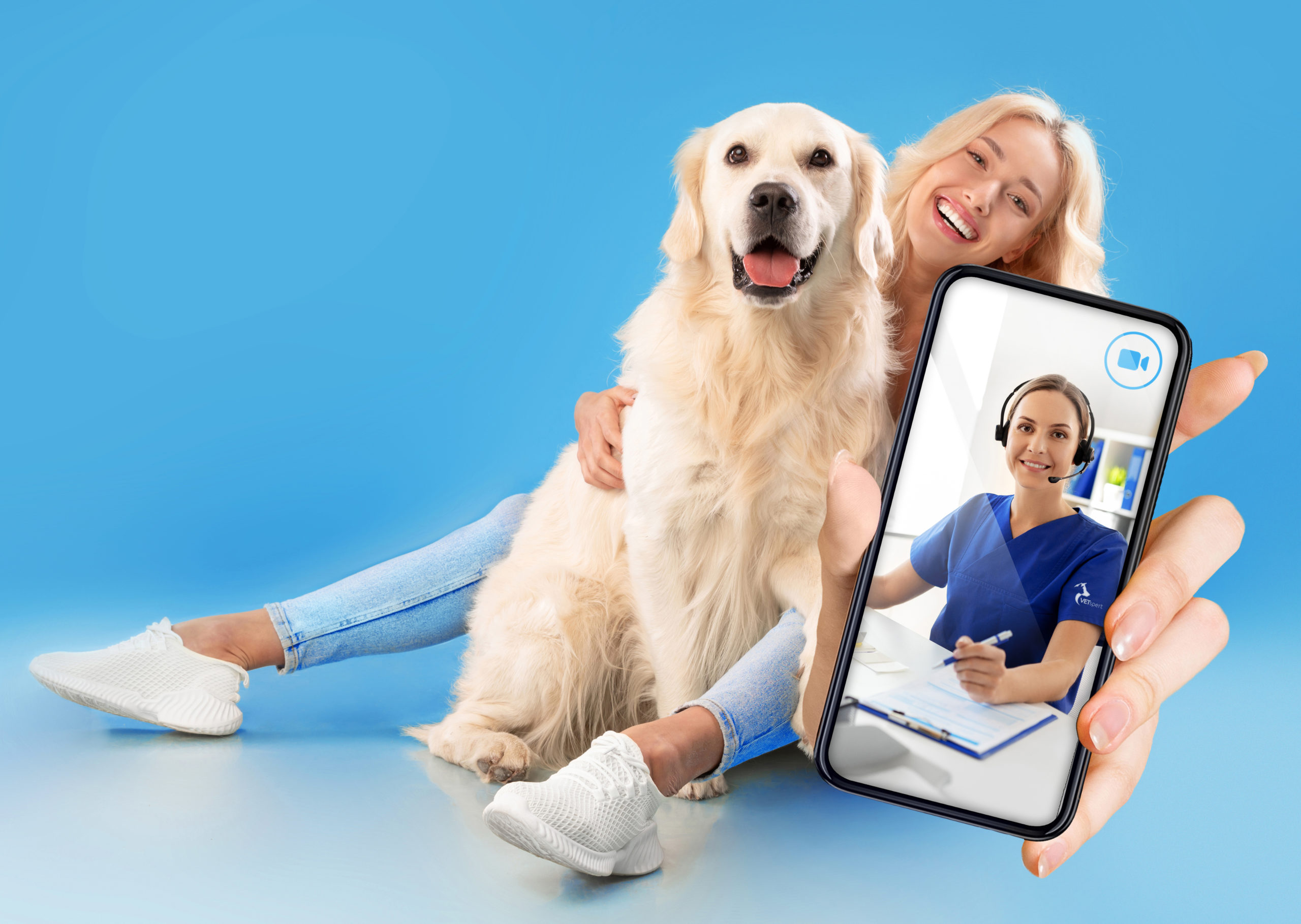 Eine Frau hält einen Hund im Arm und zeigt eine Tierärztin im Videocall auf ihrem Handy